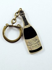 KEYCHAIN - CHAMPAGNE WIDOW CLICQUOT - REIMS 1960s - ENAMELLED METAL - Vintage -