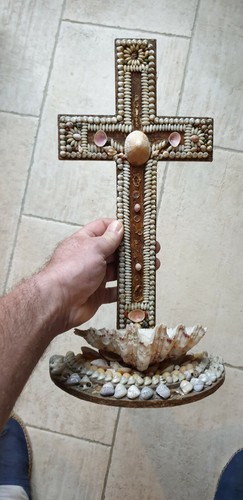 Crucifix benitier art - benitier,