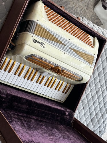 Renella c30 accordion made - c30,