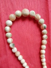 un collier avec perles en