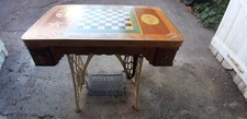 Table d'échecs, plateau en marqueterie, pied d'ancienne machine à coudre SINGER.