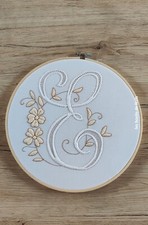 Boutis Provençal "  E" en couleur, diam:27 cm , mis dans son tambour, Neuf