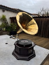 Gramophone/ Phonographe style antique a pavillon avec Manivelle .