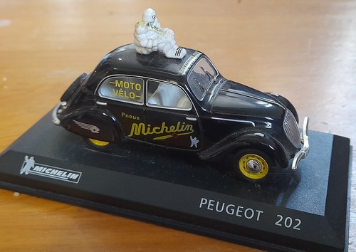 Voiture publicitaire peugeot - /,
