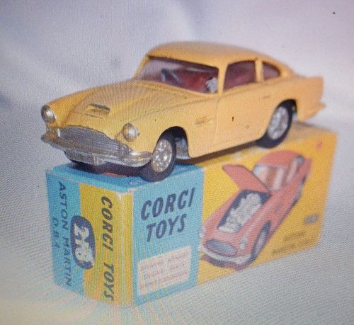 Corgi toys aston martin - toys,