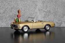 MERCEDES 230 SL « PAGODE » avec personnage sur le capot. Presse 1/43°