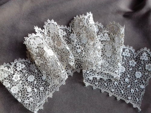 Dentelle ancienne écru fleurs