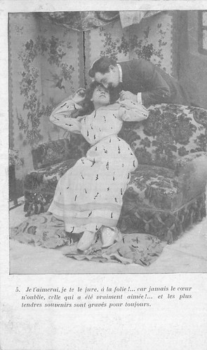 Moustachu penche sur femme - penche,