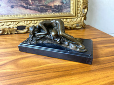 Sculpture La Belle au Bois dormant sur un socle en marbre noir d'après Milo