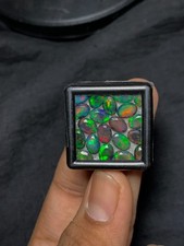 Pierre taillée opale noire à