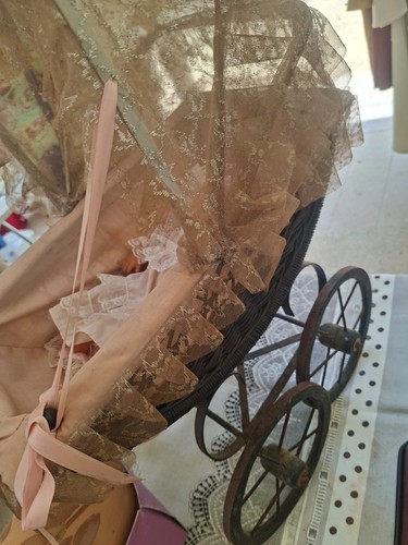 Berceau ancien avec poupee - ancien,