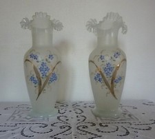 Paire de vases en opaline satinée décor floral et or XIXe en bon état H 36 CM