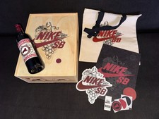 NIKE SB RIOT SKATEBOARD DUNK SPECIAL BOX FRIENDS&FAMILY + WINE + TOTE BAG (READ)