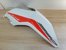 UN CACHE CARENAGE LATERAL