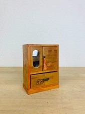 Petite armoire de poupée