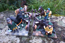 NA0836 B   4 FIGURINES