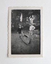 Garçons posent canoe bateau