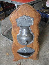 ++"543.7"  FONTAINE DECORATIVE EN ETAIN SUR SOCLE BOIS ANNEE 1960