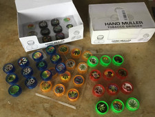 BOITE NEUVE 48 GRINDERS 3 CM  PLUSIEURS COULEURS MOTIF FEUILLES TETES DE MORT ..