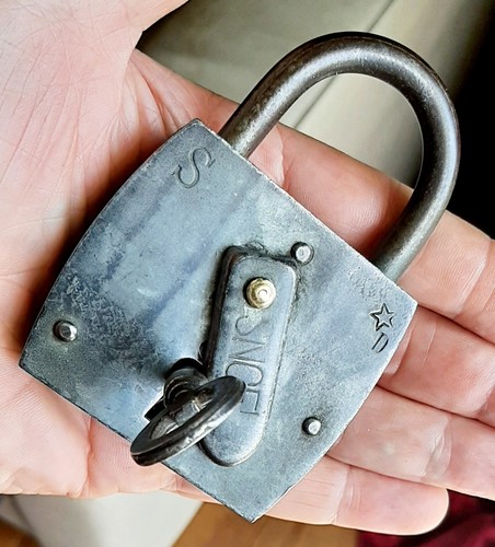 Ancien cadenas clé - à,