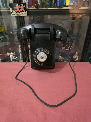 Ancien téléphone mural