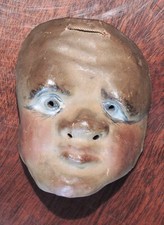 Petit masque en carton bouilli ré-haussé de gouache, daté de (1908), théâtre no