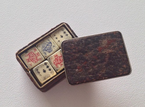 Curieuse boite pendentif porte