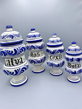 Lot 4 pots d’apothicaire en faïence bleue et blanche – décor peint style Nevers