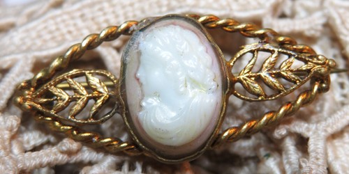 Broche col ancienne - de, ornée
