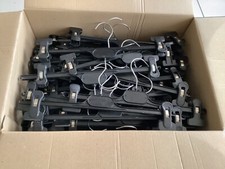 LOT 100 CINTRES A PINCE REGLABLE TRES EPAIS , EN PLASTIQUE NOIR , ETAT NEUF