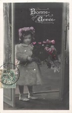 CP BONNE ANNEE PETITE FILLE MANTEAU AVEC BOUQUET ROSES A PORTE-FENETRE