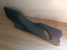 UN CACHE LATERAL DROIT