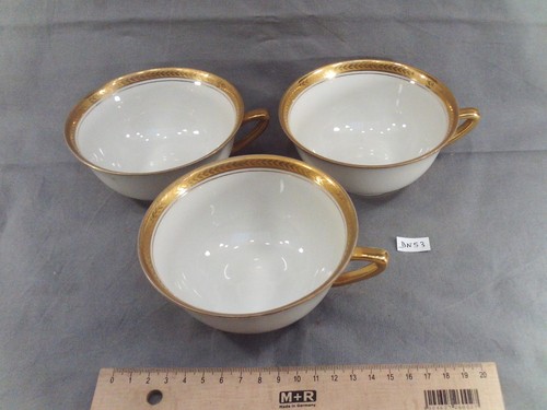 Anciennes grandes tasses - grandes, en