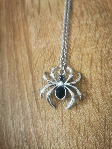 Collier avec pendentif - 🕷️,