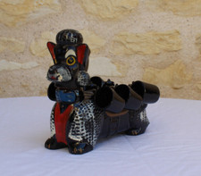 Chien caniche porte-liqueur ·