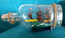Maquette de Bateau Voilier sur la mer  en Bouteille verre  avec son support bois