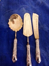 Couvert  à dessert : louche à crème . pelle à tarte  et couteau a argent fourré