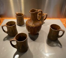 Denbac, carafe en céramique ancienne et mugs Art Nouveau, vers 1900.