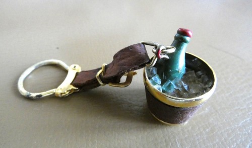 Ancien porte clé - , bouteille