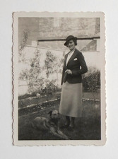 Femme élégante chapeau chien