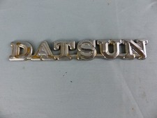 DATSUN sigle emblème logo insigne monogramme hayon coffre en plastique