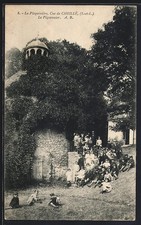 Old postcard Cheillé, Le Pigeonnier with group of people in front of the building 