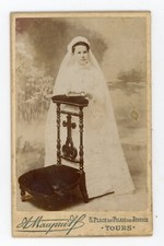 Adolphe Maupuit in Tours, a lady during her communion missal white dress