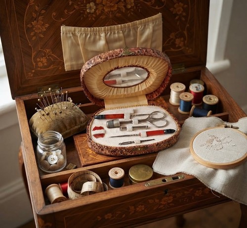 Ravissante boîte ancienne - , à