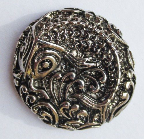 Badge broche carpe - carpe, métal