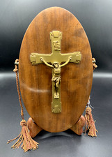 Crucifix sur plaque murale en