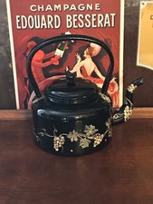 Jolie bouilloire en tôle