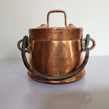 Petit (10 cm. ) chaudron avec