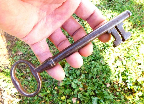 17.6cm old wrought iron key