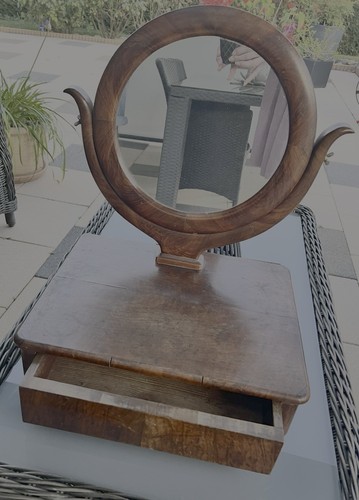 Petite coiffeuse table - de,